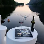 Vila Logbua - House On The Sea *