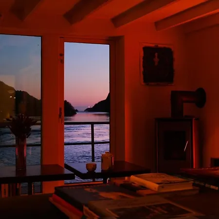 Villa Logbua - House On The Sea