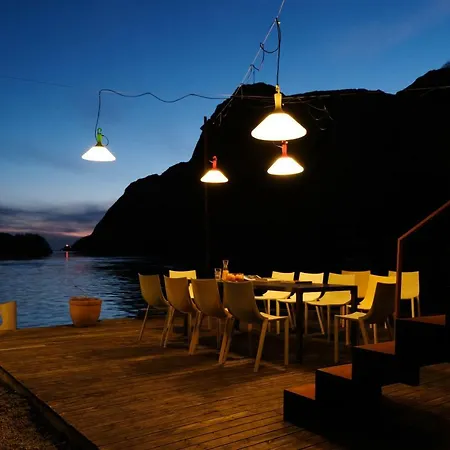 Villa Logbua - House On The Sea