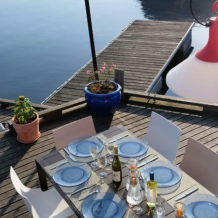 Villa Logbua - House On The Sea *