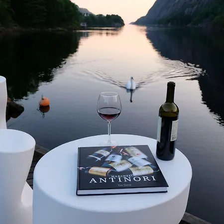 Villa Logbua - House On The Sea *